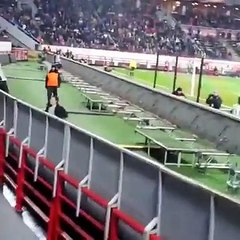 Il échappe à la sécurité du stade en rentrant dans la tribune