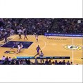 Stephen Curry réussit un improbable shoot depuis sa raquette !