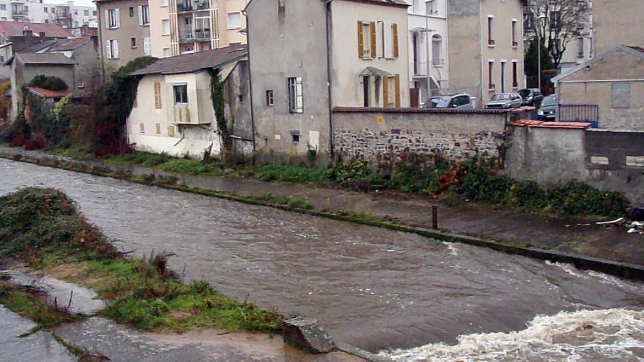 100_0096 avec la pluie le sichon monte le 22/11/2016