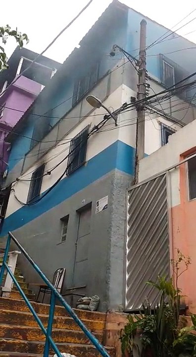 Bomba caseira atinge posto da UPP Santa Marta