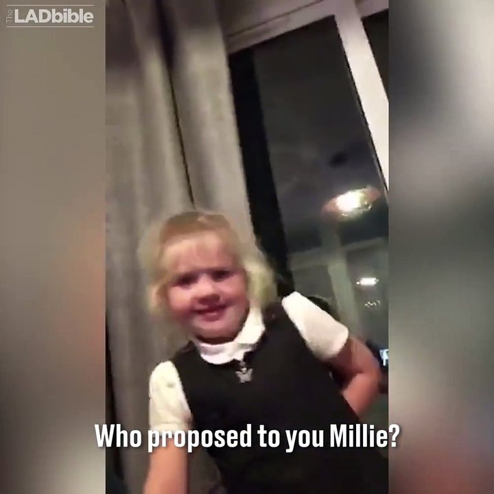 Un petit garçon fait une demande en mariage avec la bague en diamant de sa mère