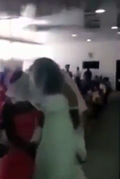 Une femme vit un cauchemar : la maitresse de son futur mari débarque en pleine cérémonie… en robe de mariée !