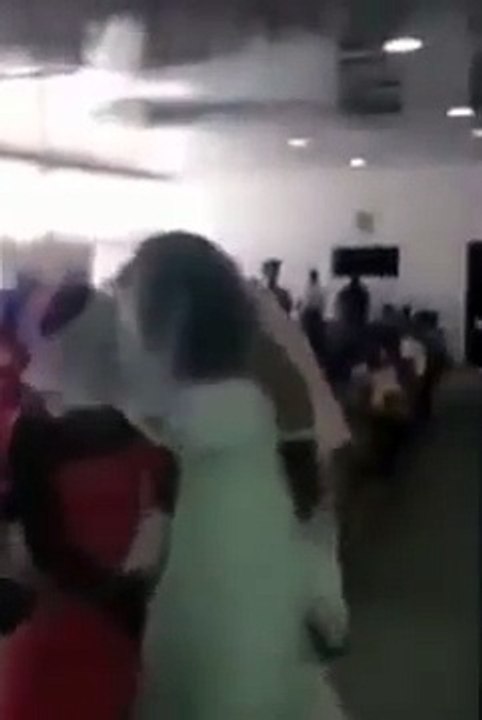 Une femme vit un cauchemar : la maitresse de son futur mari débarque en pleine cérémonie… en robe de mariée !