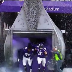 Un caméraman passe devant le tunnel des joueurs au plus mauvais moment