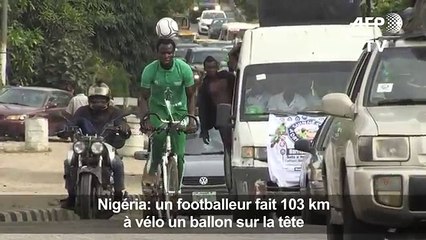 Au Nigeria, un footballeur fait 103km à vélo un ballon sur la tête