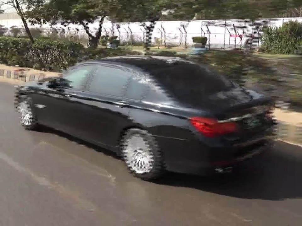 CM Sindh Syed Murad Ali Shah vehicle in Traffic while returning to cm house...(22-Nov-2016)