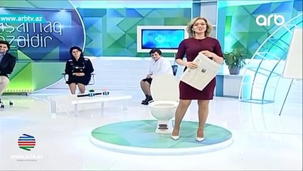 Azərbaycan televiziyasında daha bir biabırçılıq: aparıcı efirdə unitaza oturdu