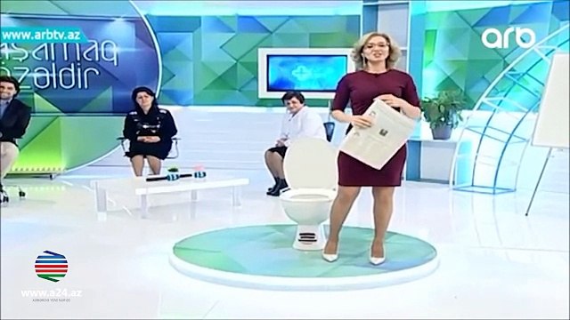 Azərbaycan televiziyasında daha bir biabırçılıq: aparıcı efirdə unitaza oturdu