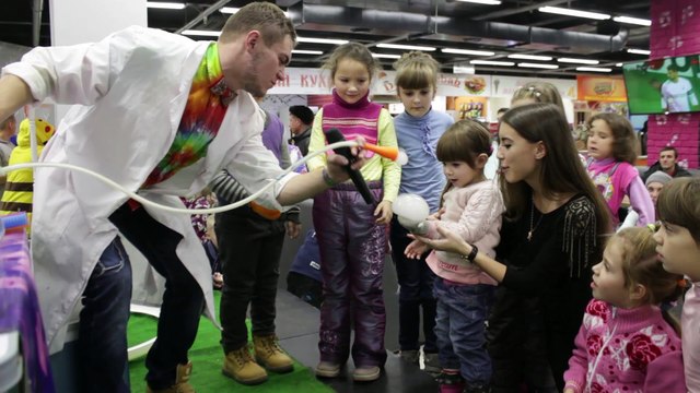 Шоу мыльных пузырей в Универмаге «Сормовские Зори»