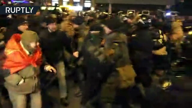 На Майдане произошли стычки между митингующими и сбу