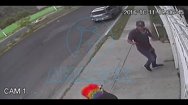 Ce clown tueur voulait faire peur à cet homme, mais quand ce dernier ouvre son coffre, c'est choquant !