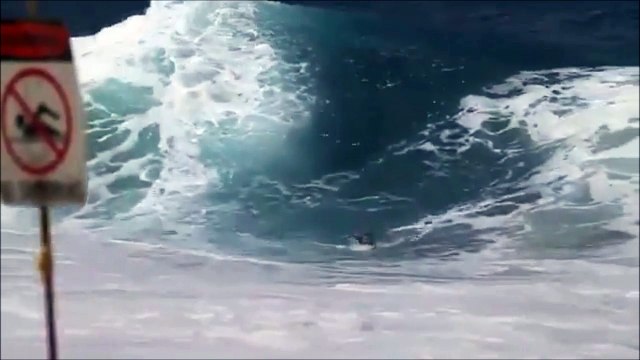 Elle se fait éclater par une vague géante... Le panneau n'etait pas la pour rien!