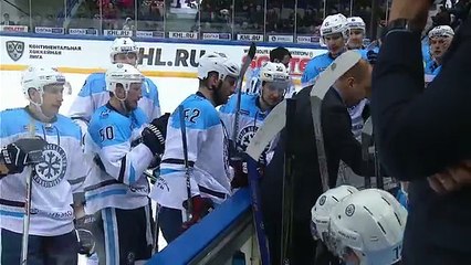 Michael Jackson Şarkısına Kendini Kaptıran Güvenlik Görevlisinden Şov