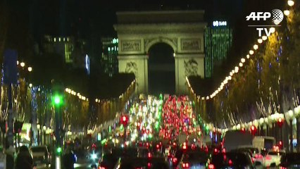 اضاءة شارع شارع الشانزيليزيه في باريس بمناسبة عيد الميلاد