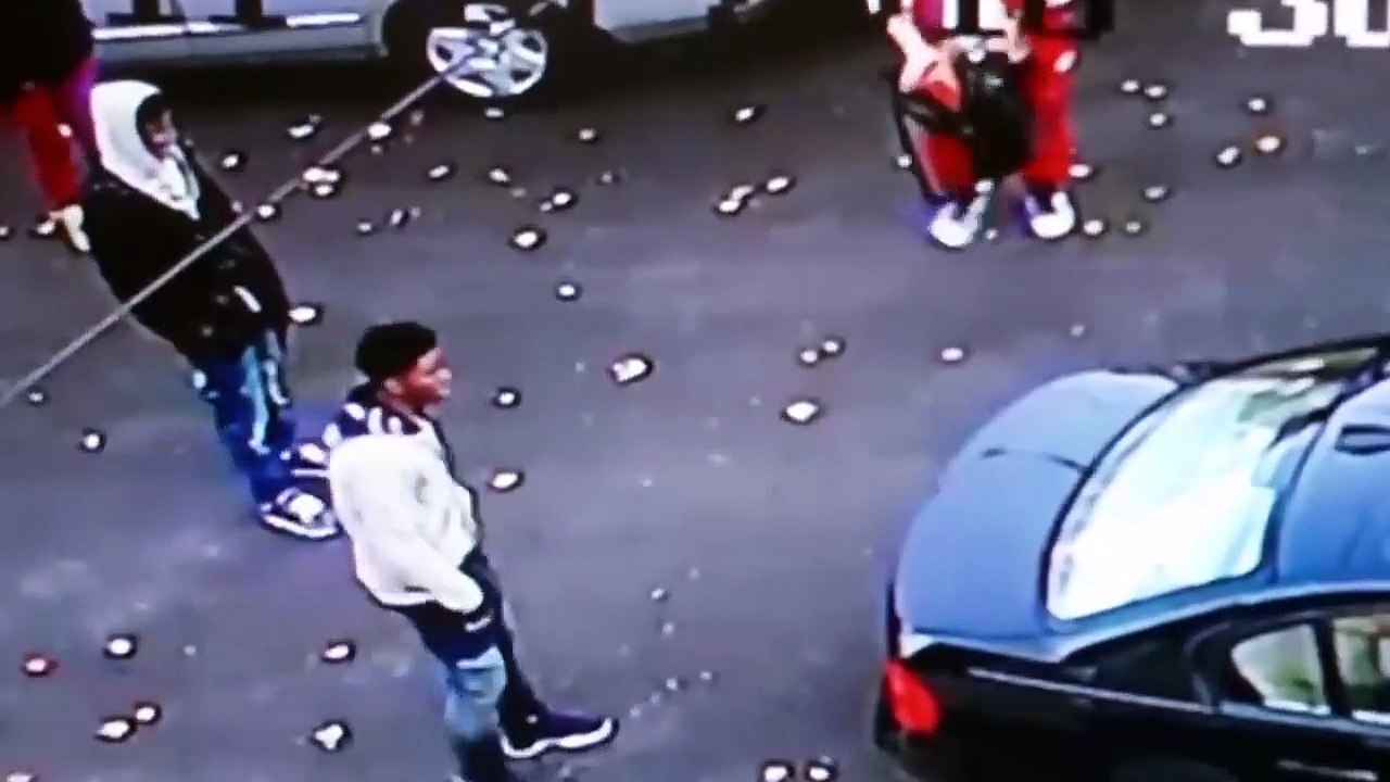Un jeune veut vendre des baskets et se fait tirer dessus ...