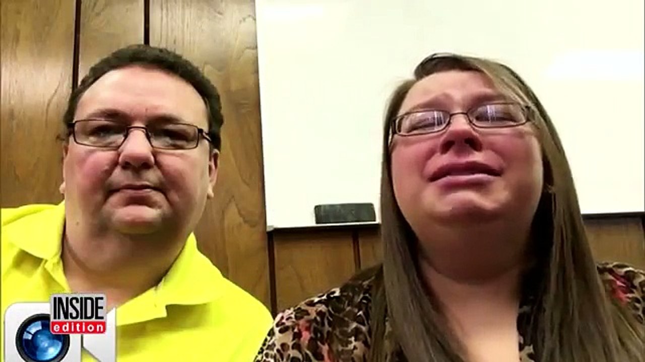 Pendant le spectacle de l'école, ce petit garçon autiste se faisait une joie de parler dans le micro...
