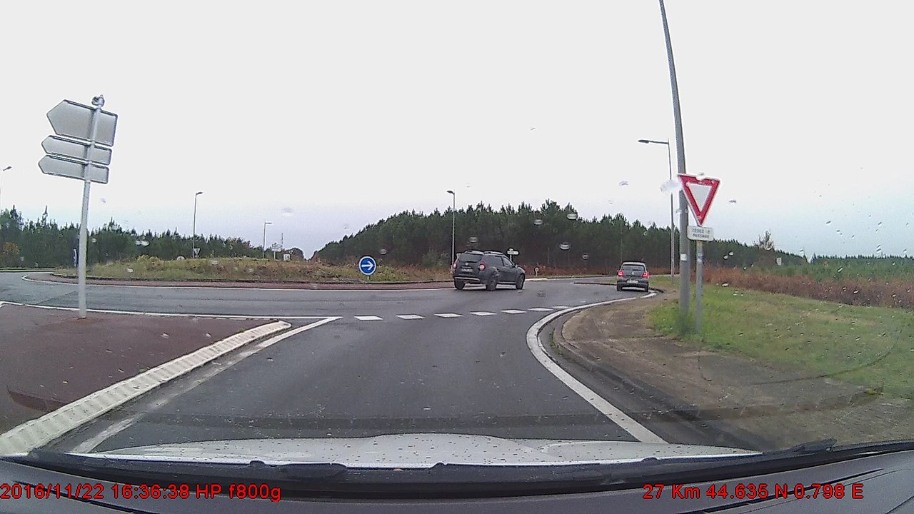arrêté en plein rond point sans warning
