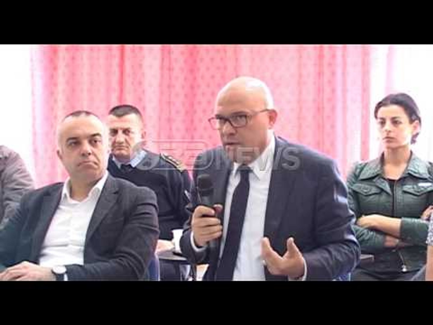 ⁣Ora News – Durrës, ish-shefi i kabinetit të Kserës këshillon nga burgu gjimnazistët