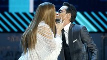 Jennifer López y Marc Anthony Se Besaron en Pleno Escenario de Latin Grammys!