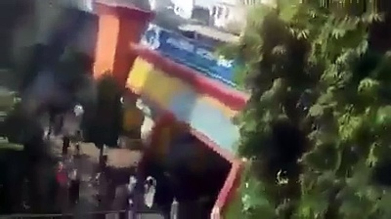 ਆਪਣੇ ਹੀ ਪੈਸੇ ਬੈਂਕਾਂ ਤੋਂ ਵਾਪਿਸ ਲੈਣ ਲਈ ਅੱਜ ਜਨਤਾ ਨੂੰ ਧੱਕੇ ਖਾਣੇ ਪੈ ਰਹੇ ਹਨ। ਮੋਦੀ ਜੀ ਨੇ ਆਪਣੇ ਚਹੇਤਿਆਂ ਦੇ ਫਾਇਦੇ ਲਈ ਆਮ ਲੋਕਾਂ ਦੀ ਜਿੰਂਦਗੀ ਨੂੰ ਨਰਕ ਤੋਂ ਵੀ ਭੈੜਾ ਬਣਾ ਦਿੱਤਾ ਹੈ।