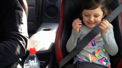 Un père inconscient fait des accélérations avec sa Nissan GTR pour faire plaisir à sa fille