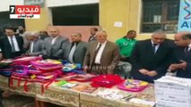 وزير التنمية المحلية ومحافظ المنيا يوزعان حقائب مدرسية على طلاب ابتدائى