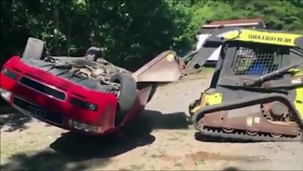 Kızına Sinirlenen Baba Arabayı Parçaladı