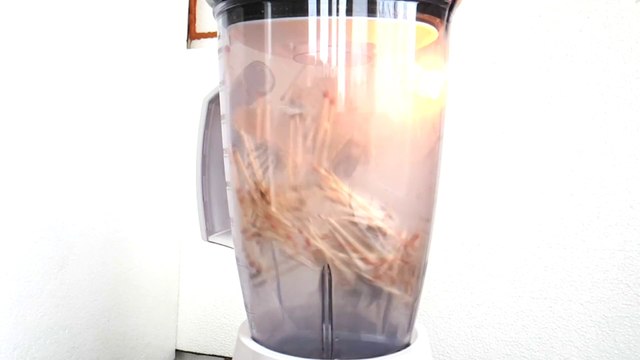 Explosions d'allumettes dans un blender en marche !