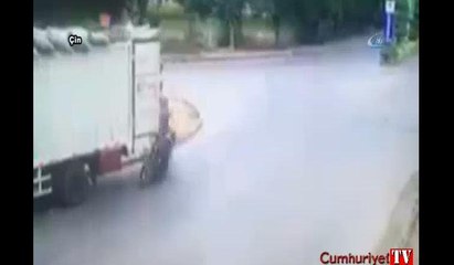 Feci kaza anı... Motosikletli kamyona böyle çarptı