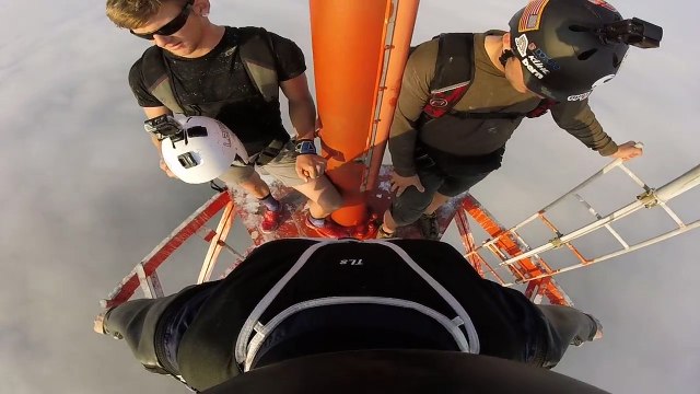 Saut en Base Jump du haut d'une antenne perdue dans les nuages
