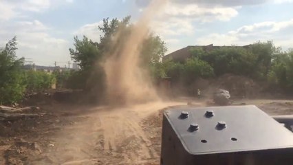 Descargar video: Une mini tornade de poussière se forme sur un chantier