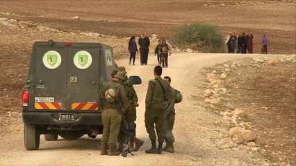 فلسطينيون في العراء بانتظار انتهاء التدريب العسكري للاحتلال