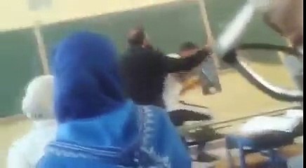 فيديو خطير مضاربة داخل قسم بين أستاذ و تلميذه و ها شنو وقع