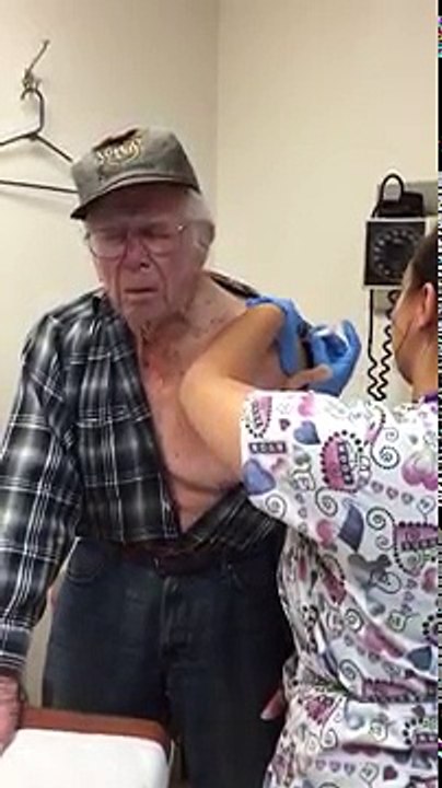 Ce grand-père a très peur de la piqure du vaccin contre la grippe