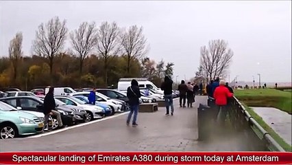 Un A380 atterrit de façon spectaculaire en pleine tempête à Amsterdam