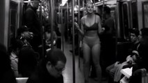 Cette mannequin enlève ses vêtements dans le métro de New York