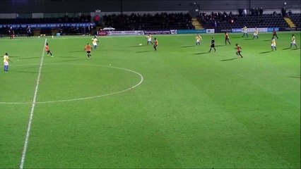 Joe Payne marque en pleine lucarne du milieu du terrain