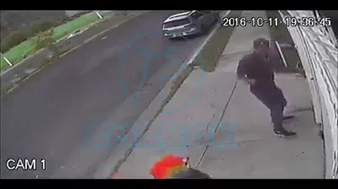 Клоун пугает парня