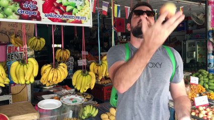 Il piège ses parents qui pensent que lui et son ami sont gays avec cette vidéo de vacances hilarante