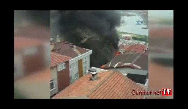 Beyoğlu’nda yangın mahalleliyi sokağa döktü