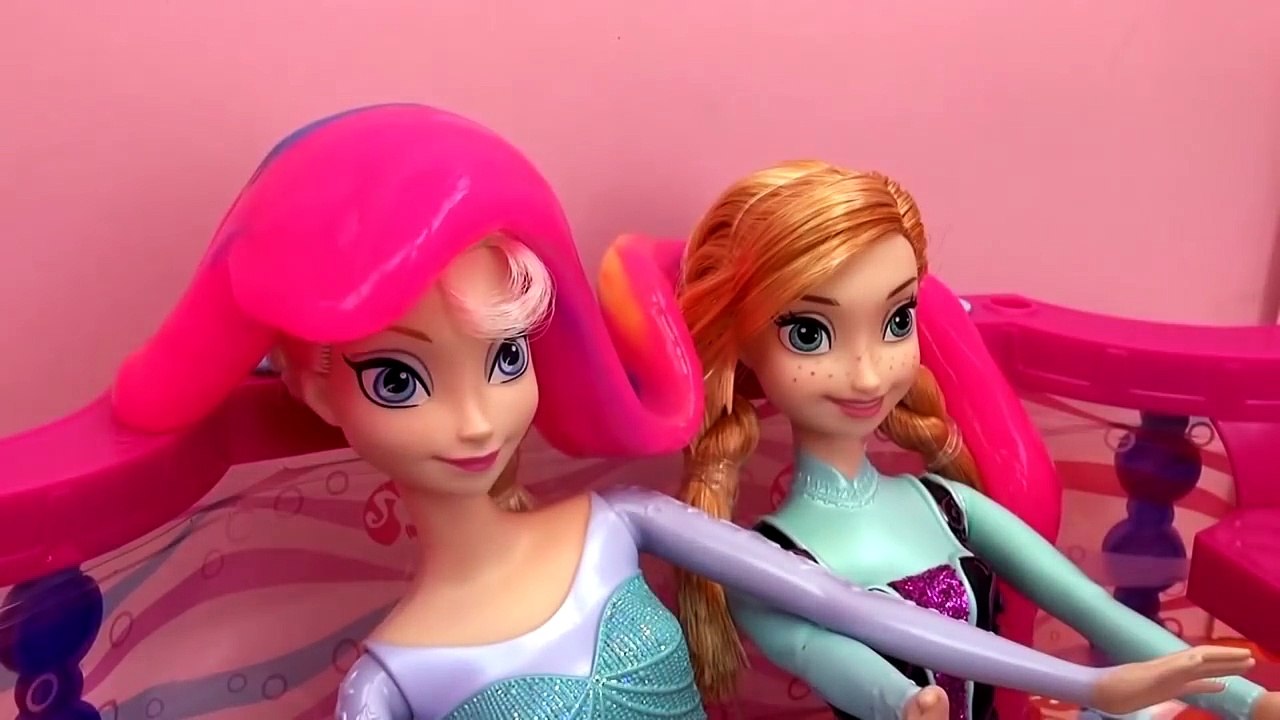 De la matière visqueuse tombe sur Elsa et Anna de La Reine des Neiges ! Elsa et Anna en francais