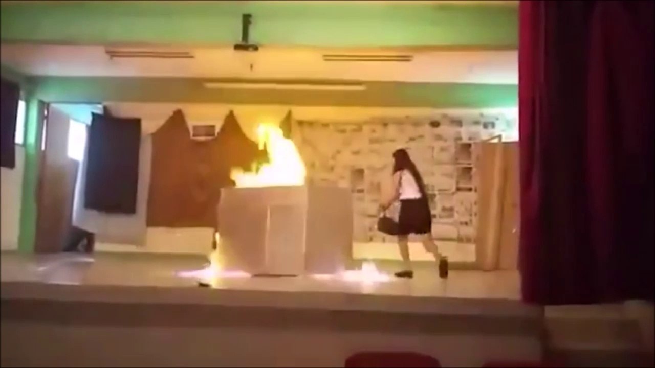 2 étudiantes prennent feu lors d'un spectacle sur scène !