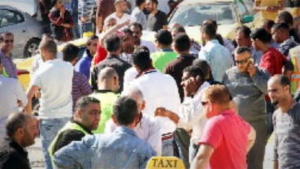 شاهد فى دقيقة.. التاكسى الأبيض يبحث عن ركنة.. هل ينتهى زمن "على جنب يا اسطى"؟