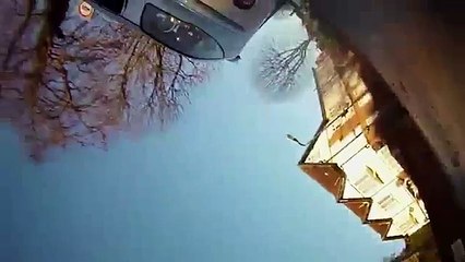 Un Cycliste film le moment ou il se fait écrasé par une voiture