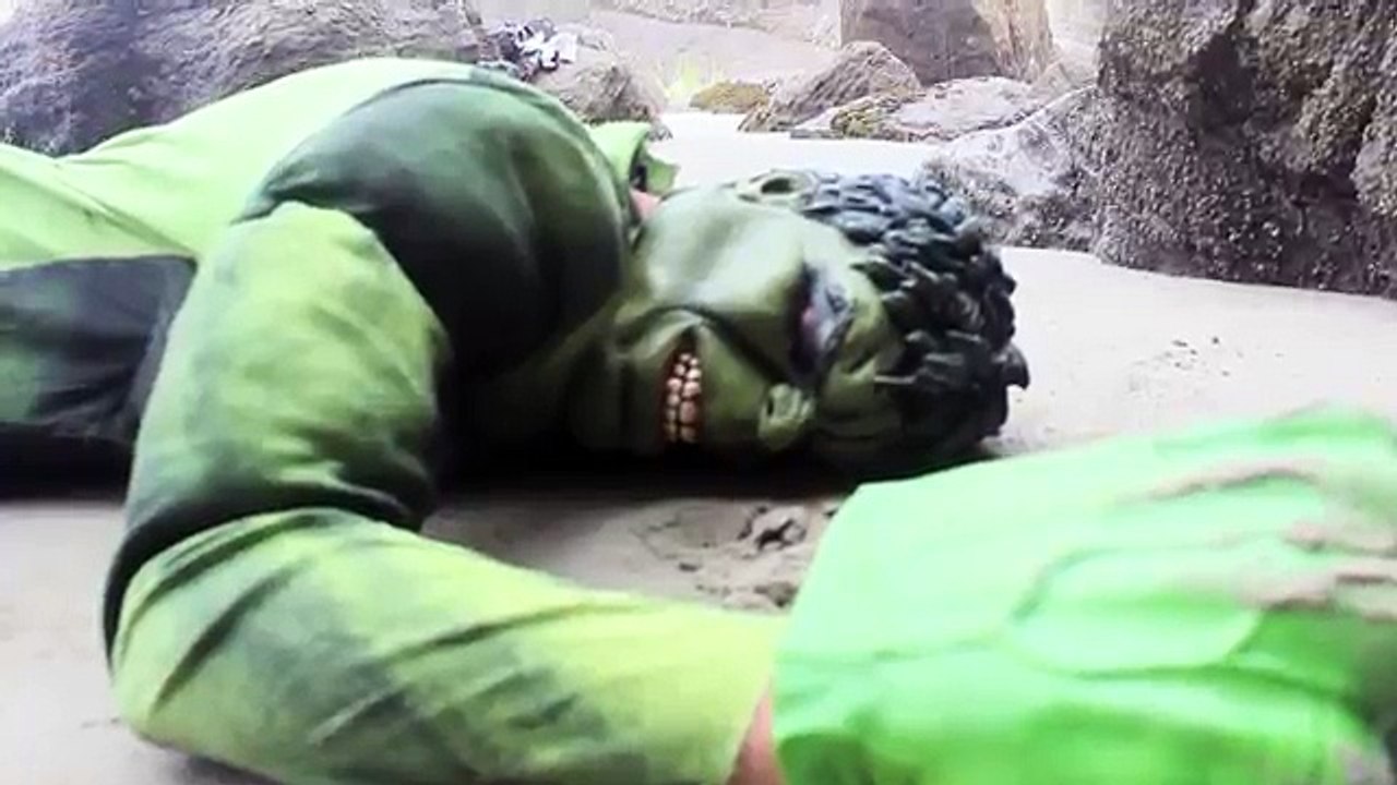 Spiderman vs Venom vs Batman vs Hulk - Superhero Battle - Death Match! Tropical Island Fight