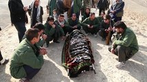 Decenas de afganos acuden al funeral de las víctimas del ataque suicida en una mezquita en Kabul