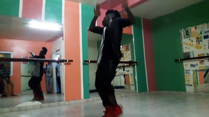 Appréciez la danse d’Alex, No Stress