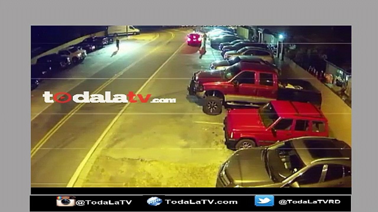Insólito! Borracho se "Autoatropella" al salir de una discoteca-Video