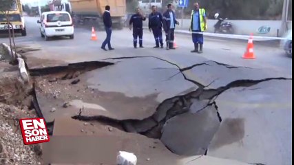 Bodrum'da su borusu patladı yol çöktü