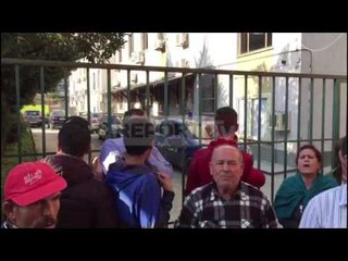 Report TV - Lirohet organizuesi i protestës në Mbrostar, mbështetësit para gjykatës